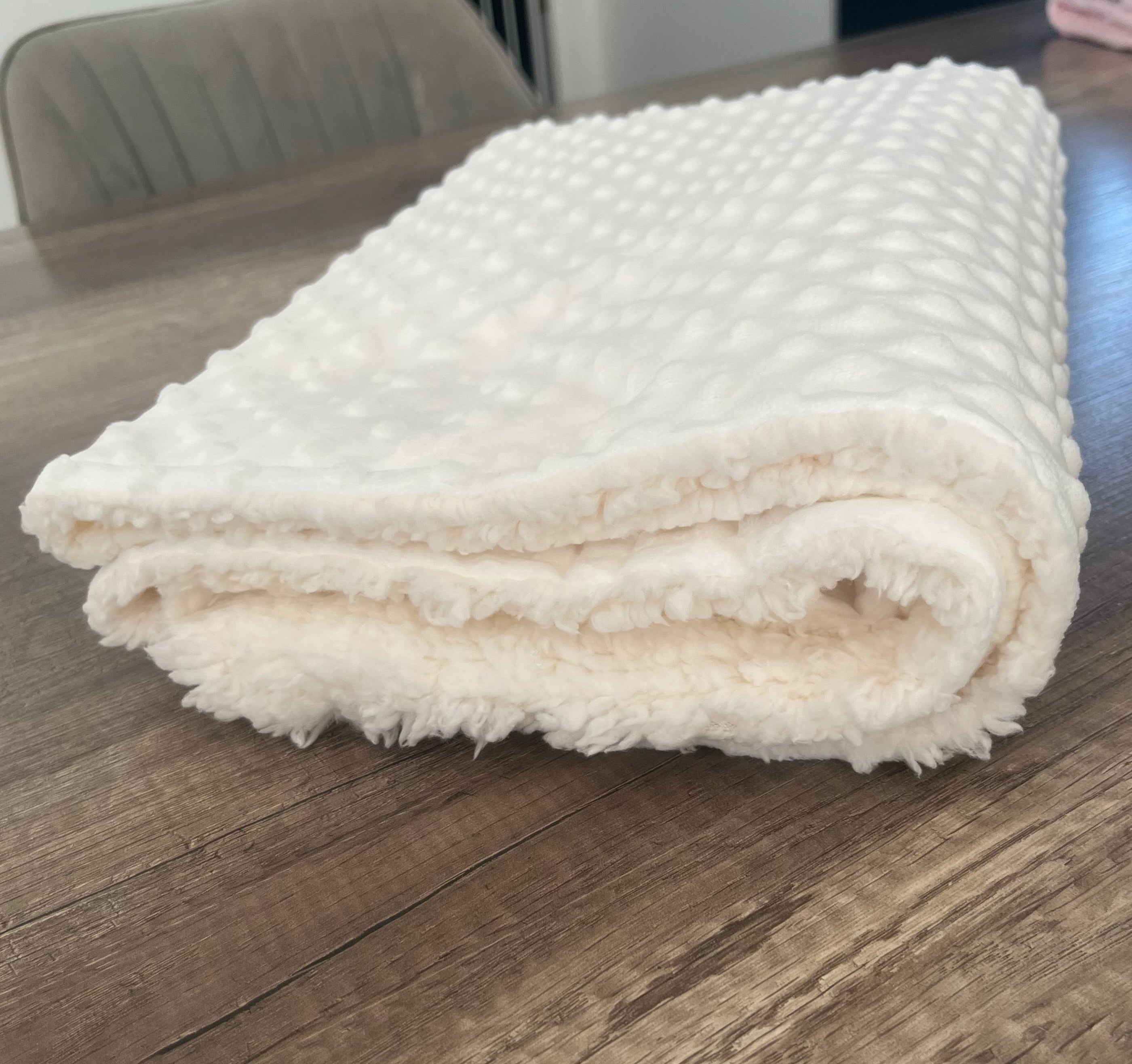 Couverture naissance minky bébé blanche personnalisée avec logo