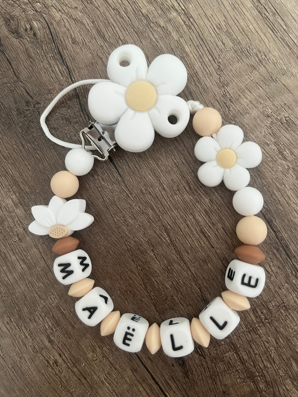 Attache tétine Fleurs blanche personnalisée
