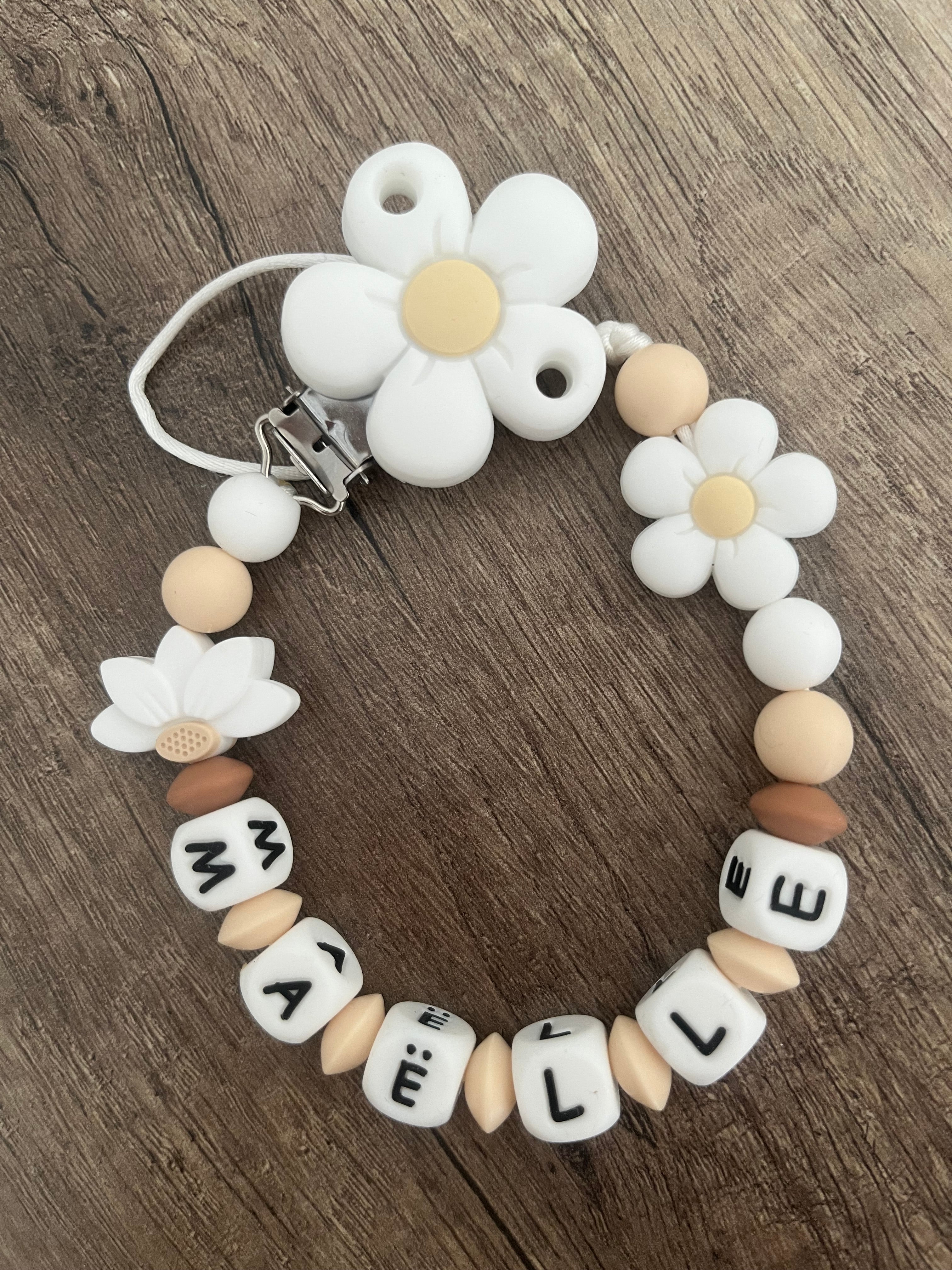 Attache tétine Fleurs blanche personnalisée