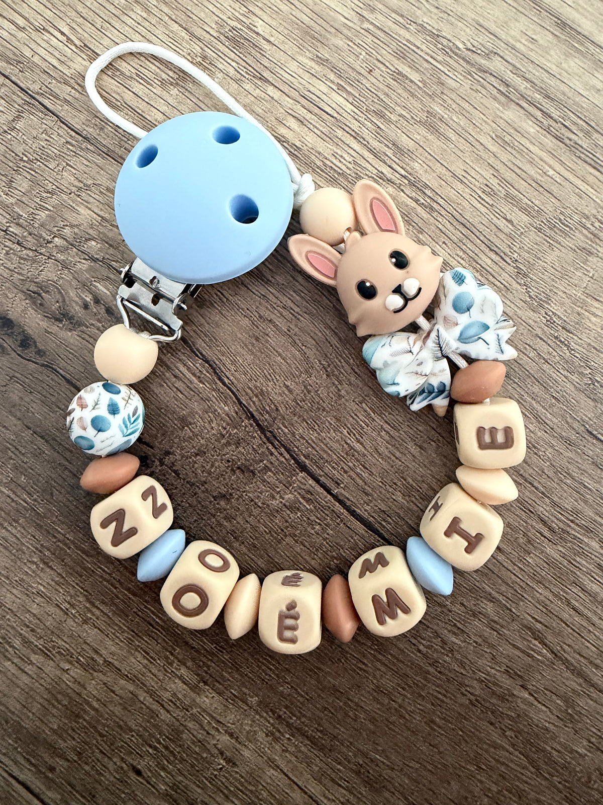 Attache tétine Lapin lettres beige personnalisée