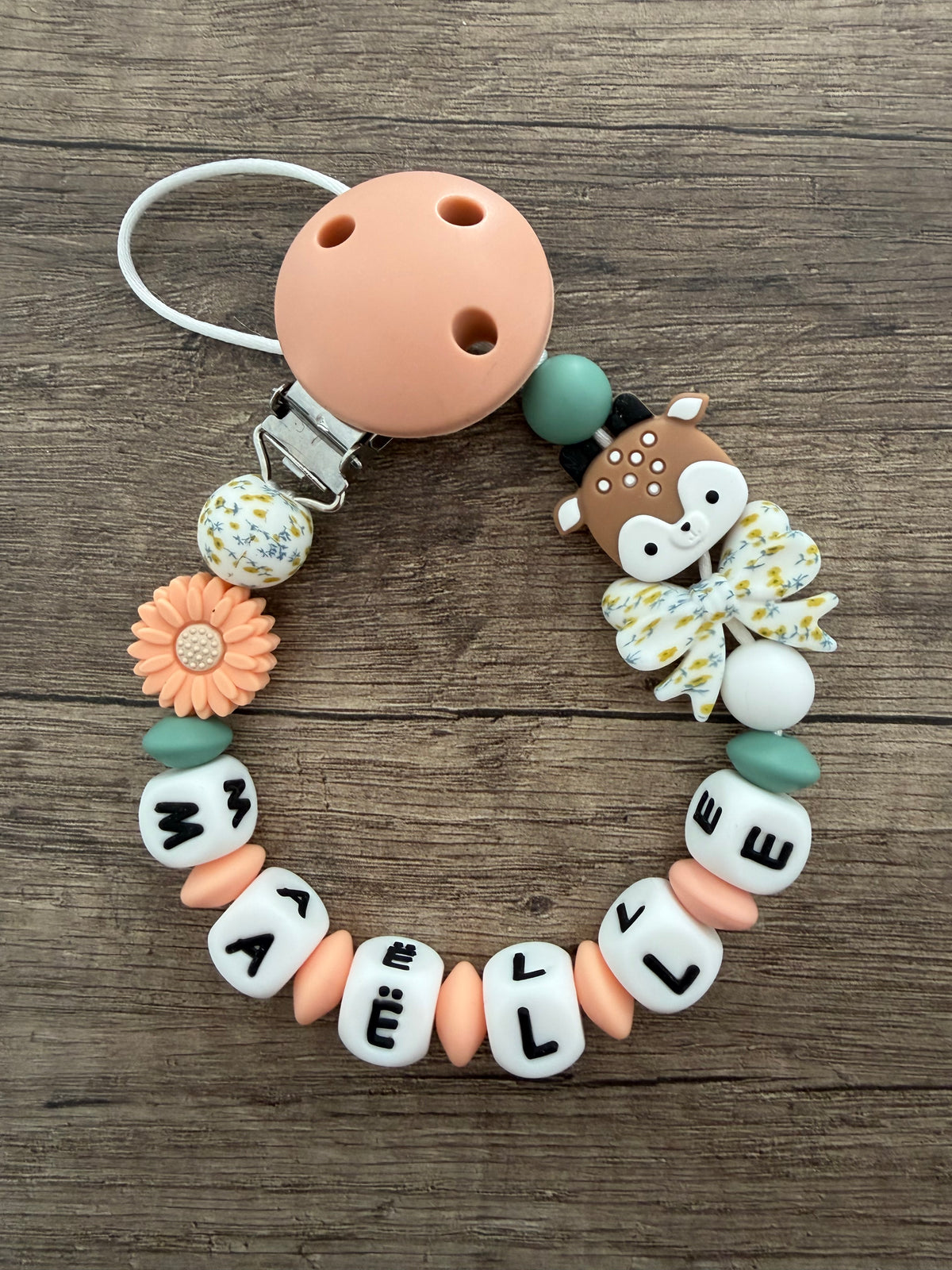 Attache tétine cerf fleurie personnalisée
