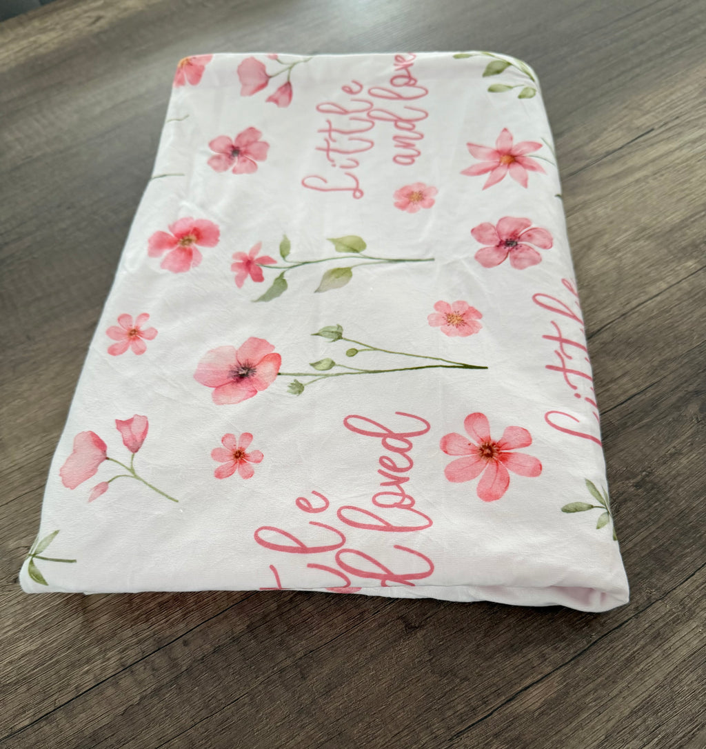 Couverture naissance minky bébé fleurs rose personnalisée