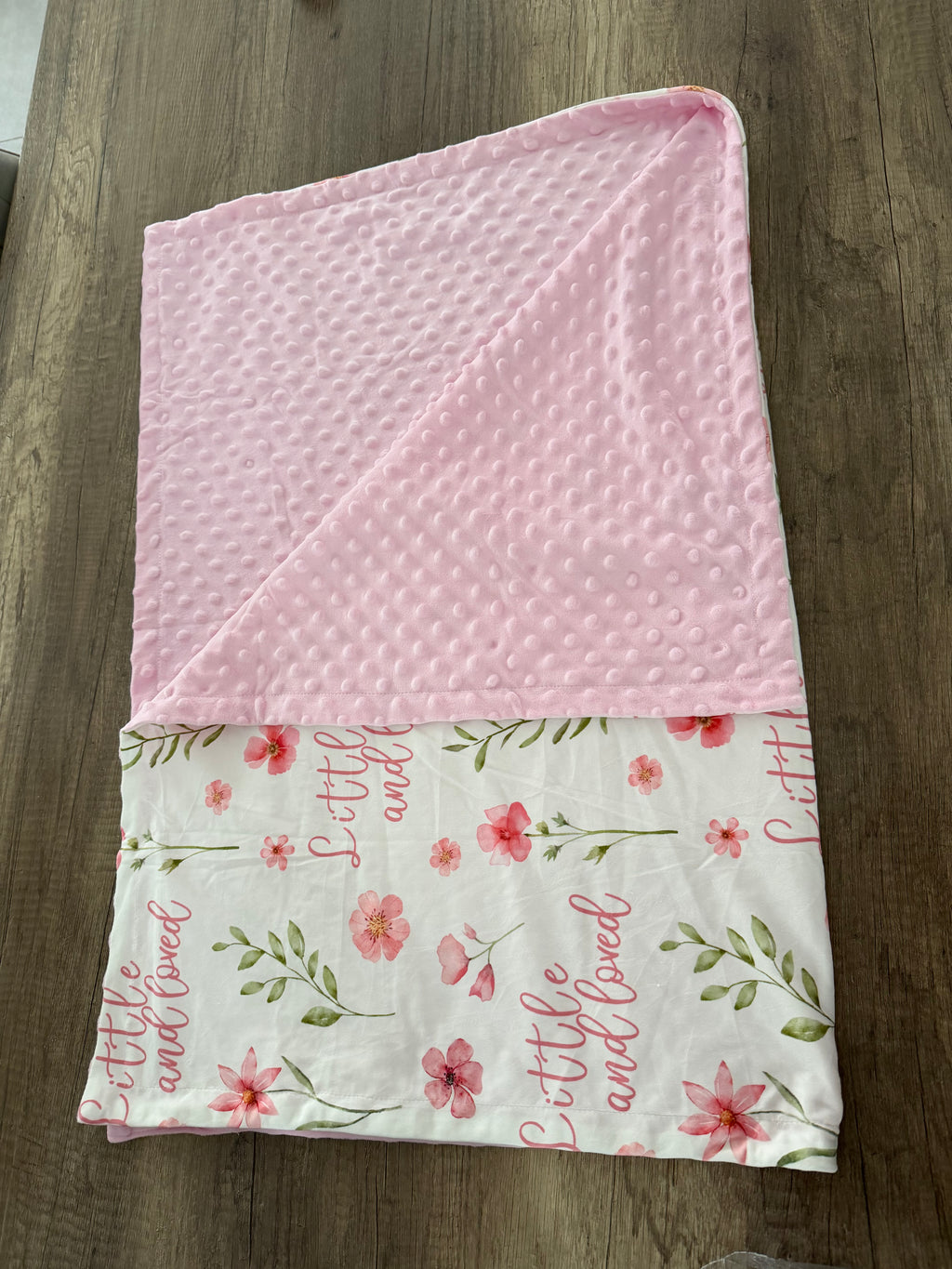 Couverture naissance minky bébé rose à fleurs personnalisée avec motif