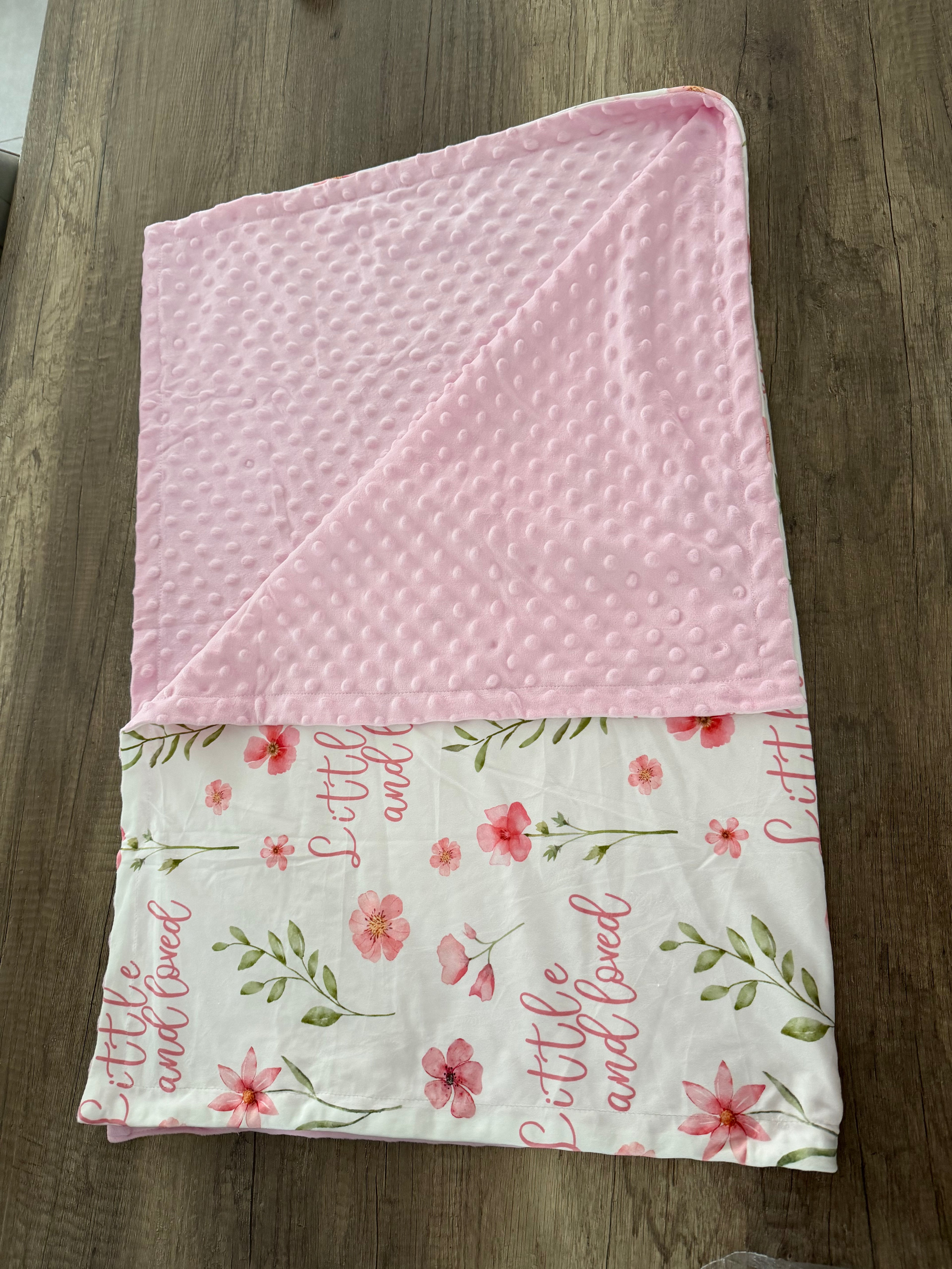 Couverture naissance minky bébé rose à fleurs personnalisée avec motif