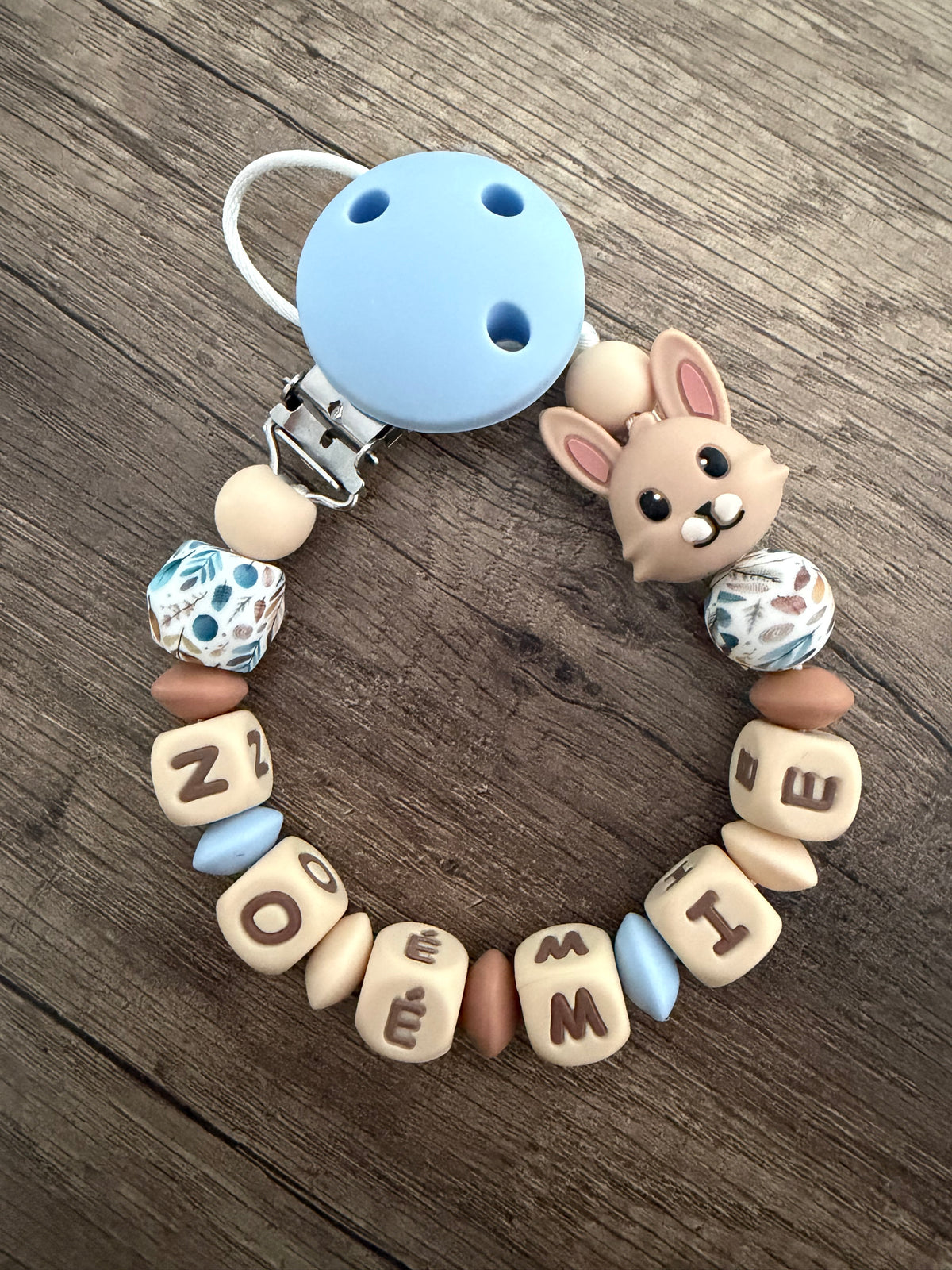 Attache tétine Lapin lettres beige personnalisée