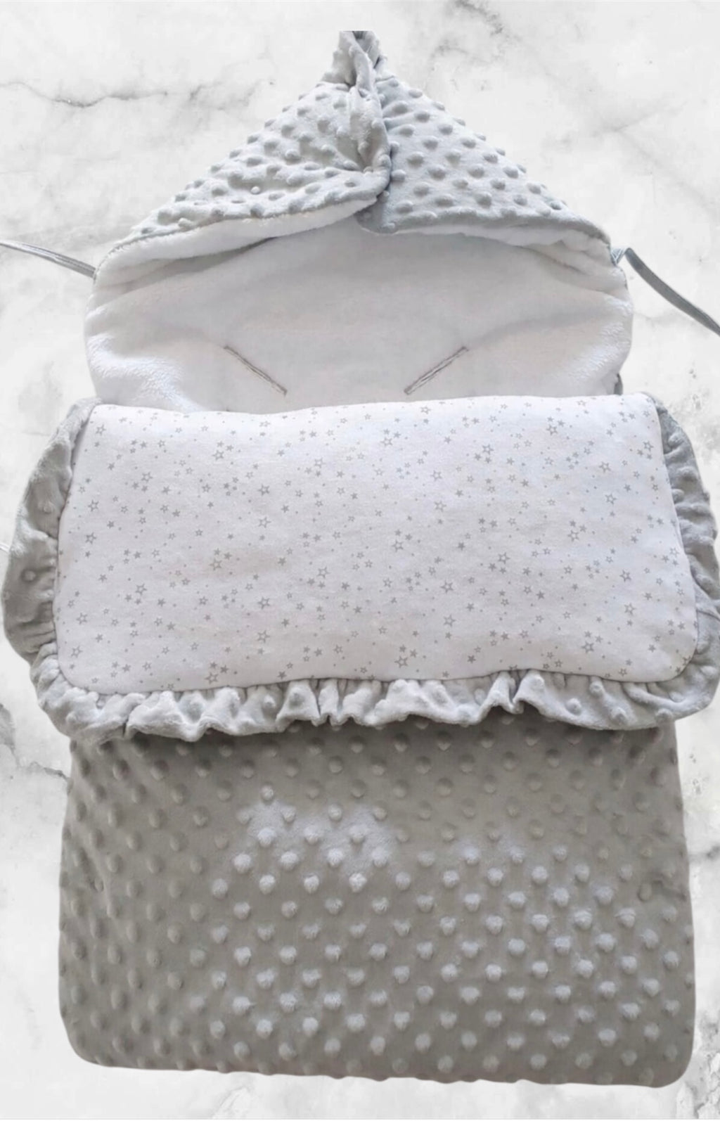 Nid d’ange minky bébé gris taupe personnalisée avec motif