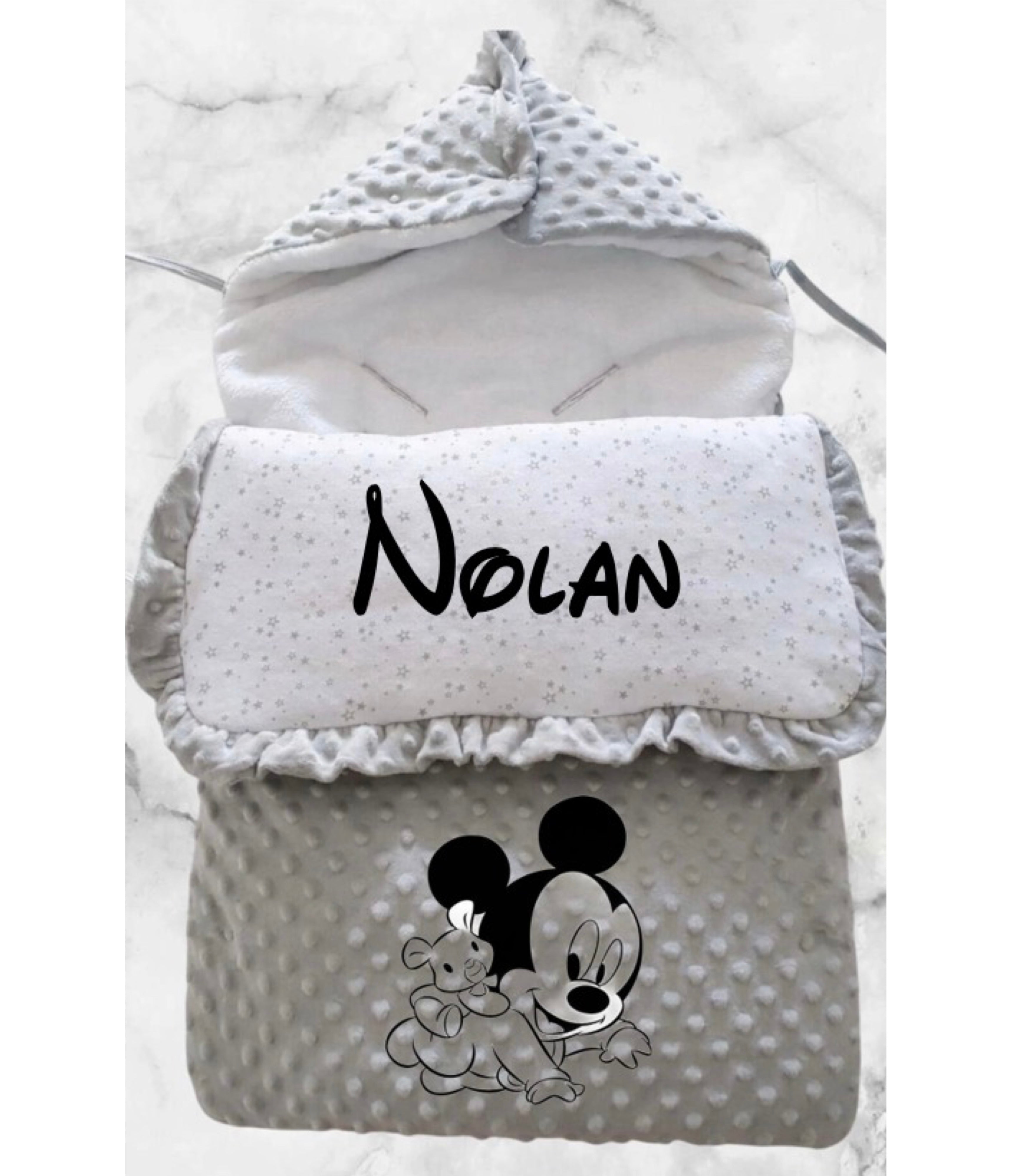 Nid d’ange minky bébé gris taupe personnalisée avec motif