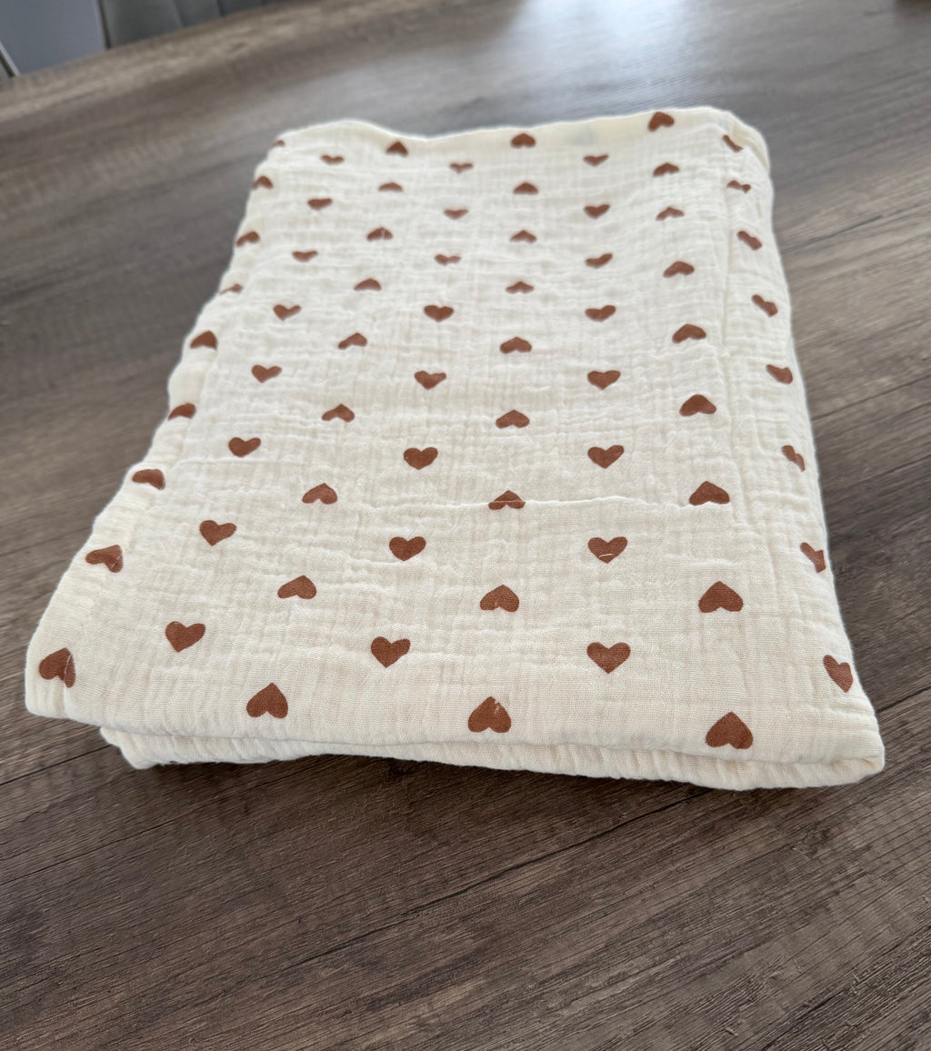 Couverture naissance minky bébé beige cœurs personnalisée avec motif