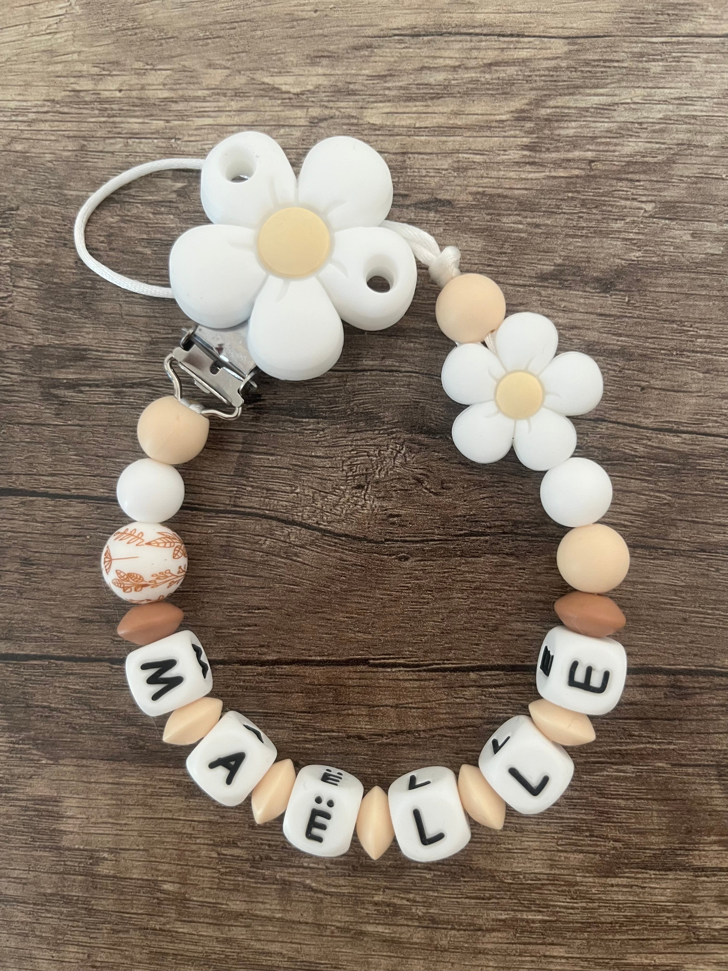 Attache tétine Fleurs blanche personnalisée