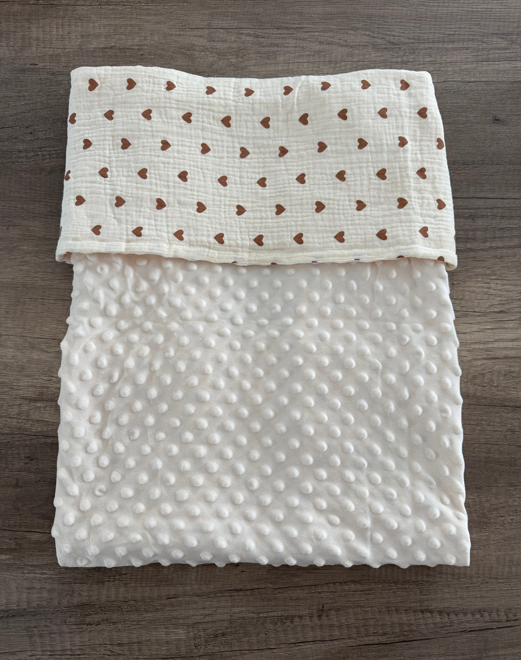 Couverture naissance minky bébé beige cœurs personnalisée avec motif