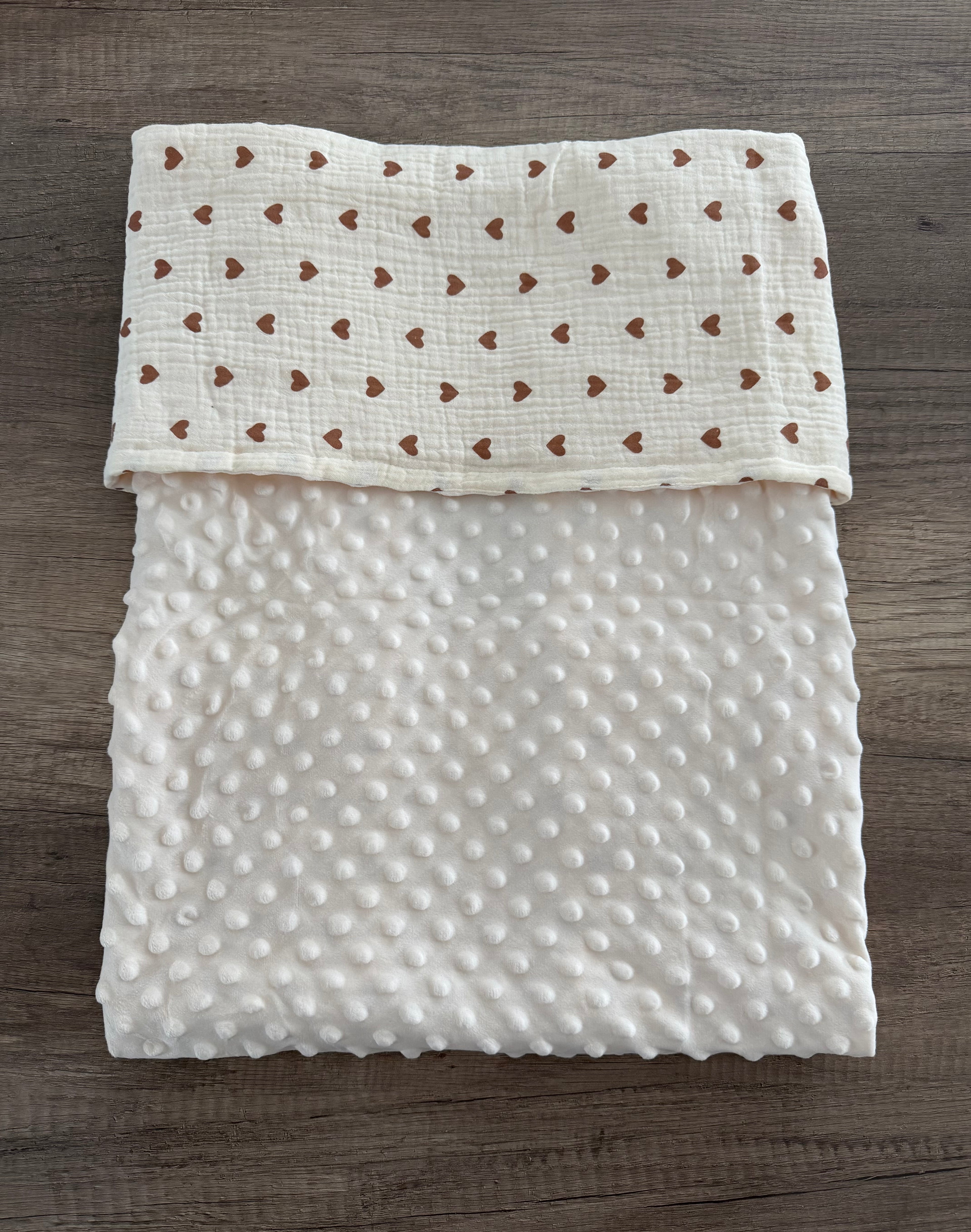 Couverture naissance minky bébé beige cœurs personnalisée avec motif