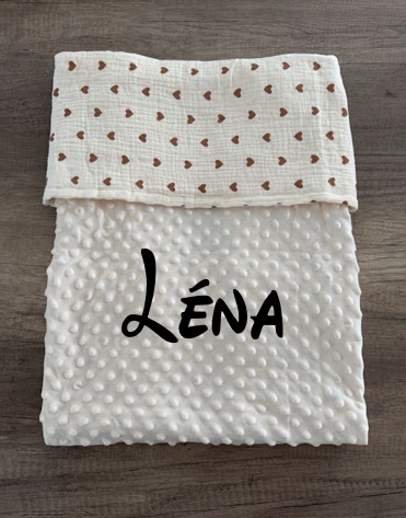 Couverture naissance minky bébé beige cœurs personnalisée