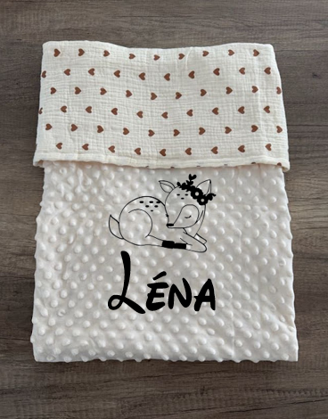 Couverture naissance minky bébé beige cœurs personnalisée avec motif
