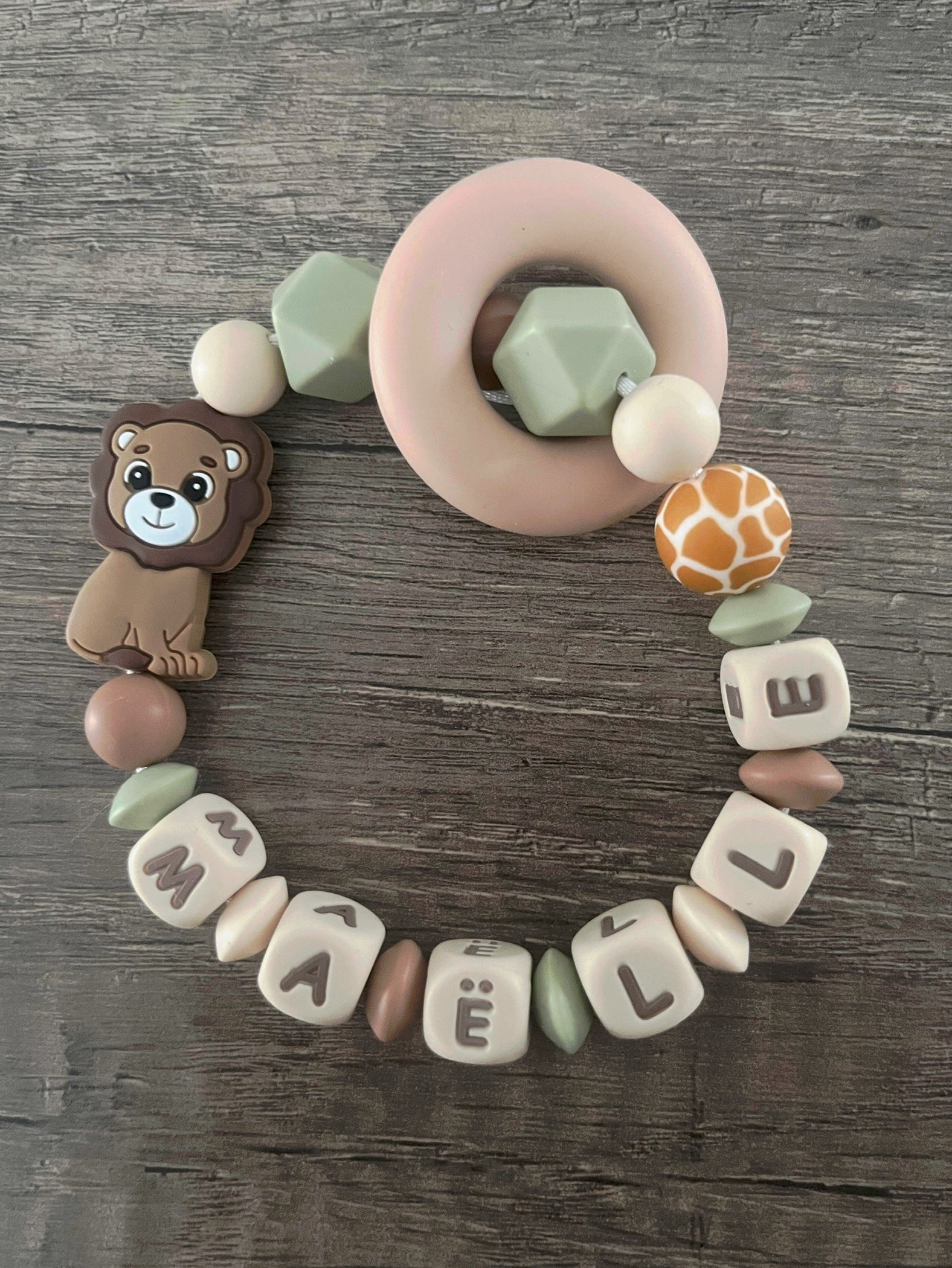 Anneau de dentition - Hochet personnalisé Lion lettres beige