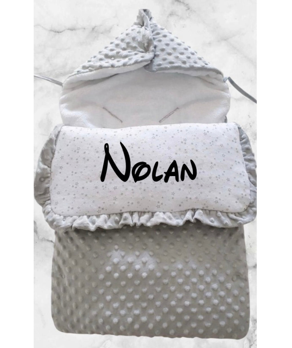 Nid d’ange minky bébé gris taupe personnalisée