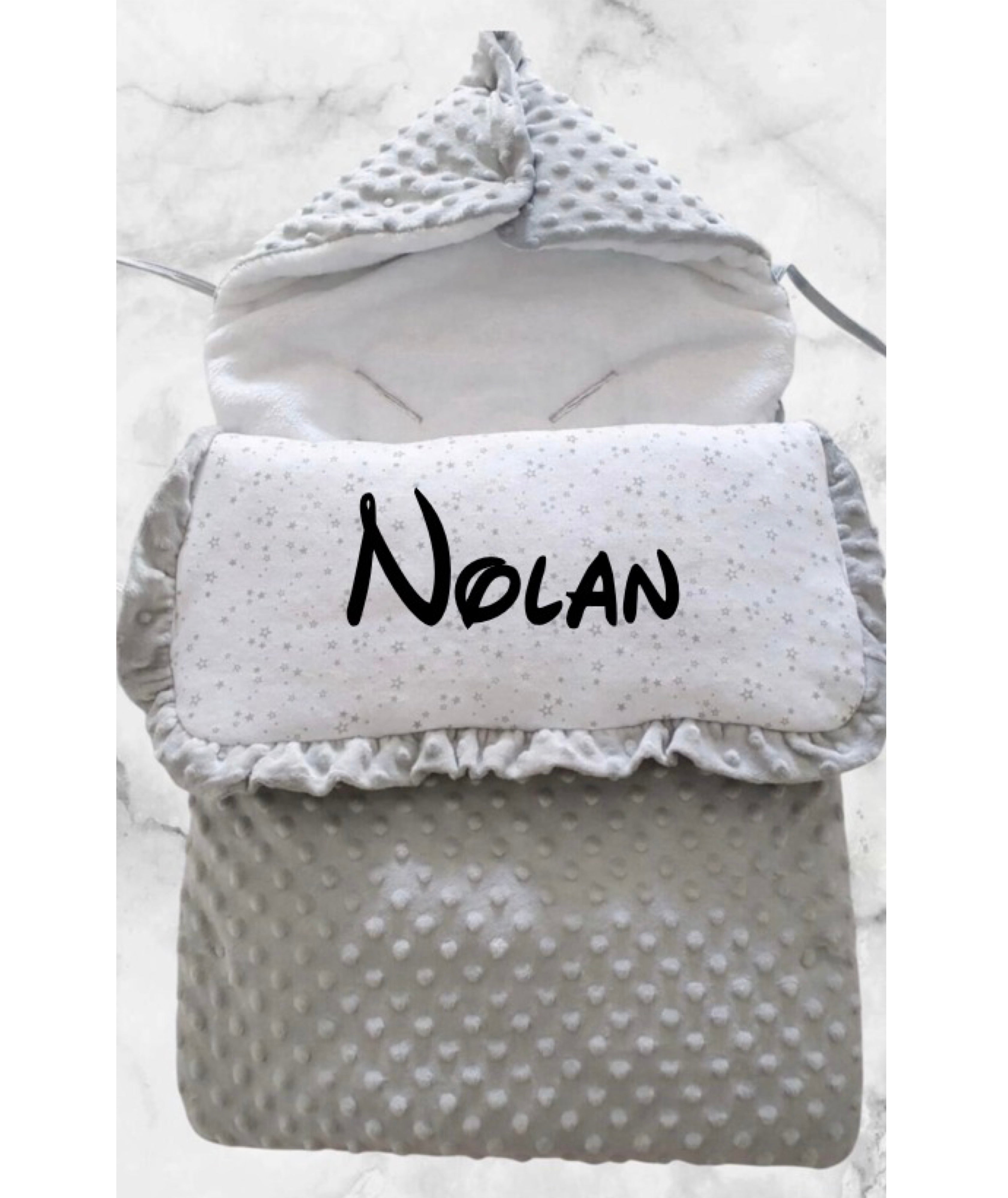 Nid d’ange minky bébé gris taupe personnalisée