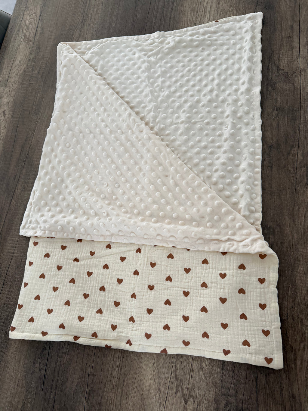 Couverture naissance minky bébé beige cœurs personnalisée avec motif