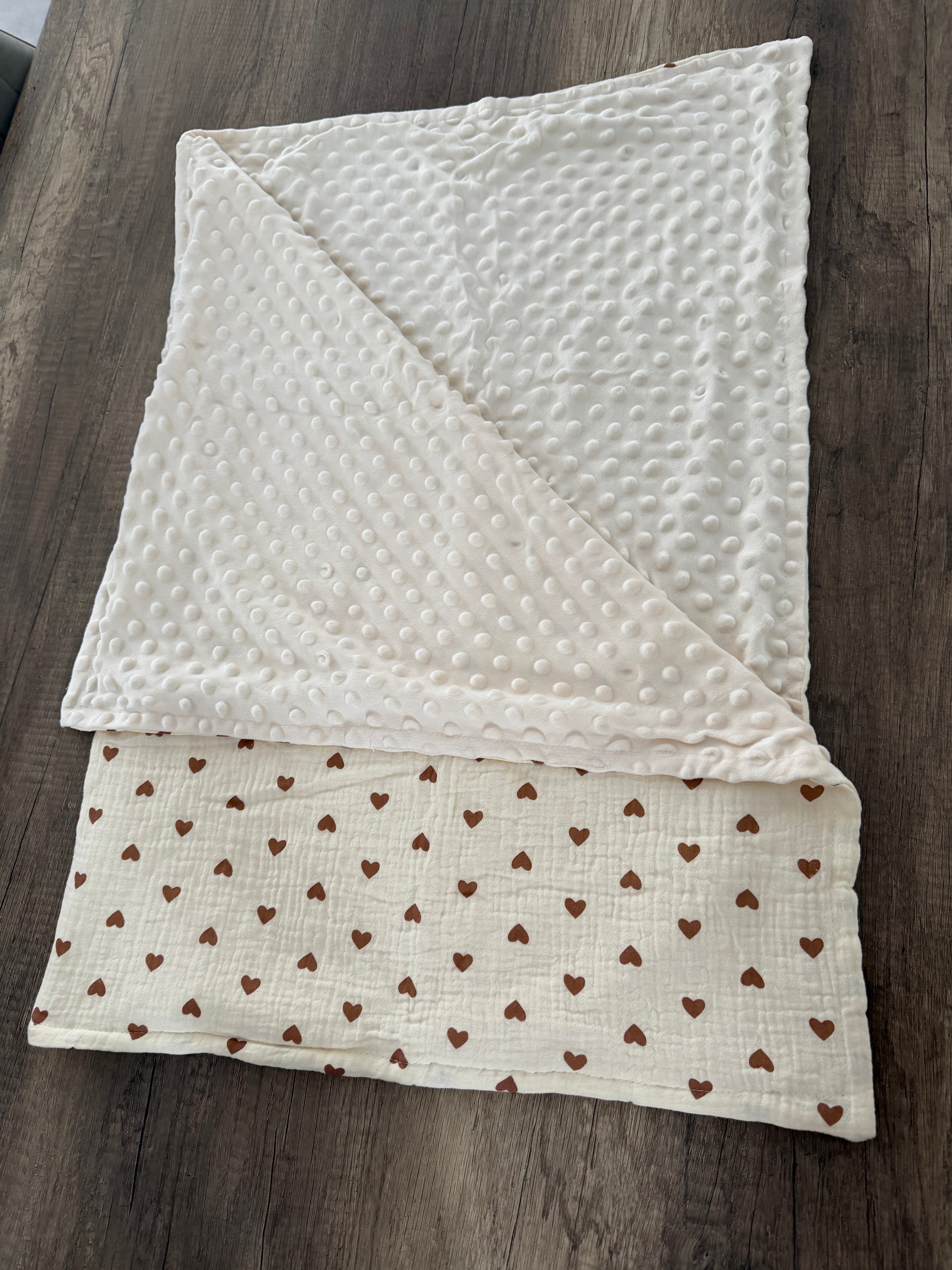 Couverture naissance minky bébé beige cœurs personnalisée avec motif