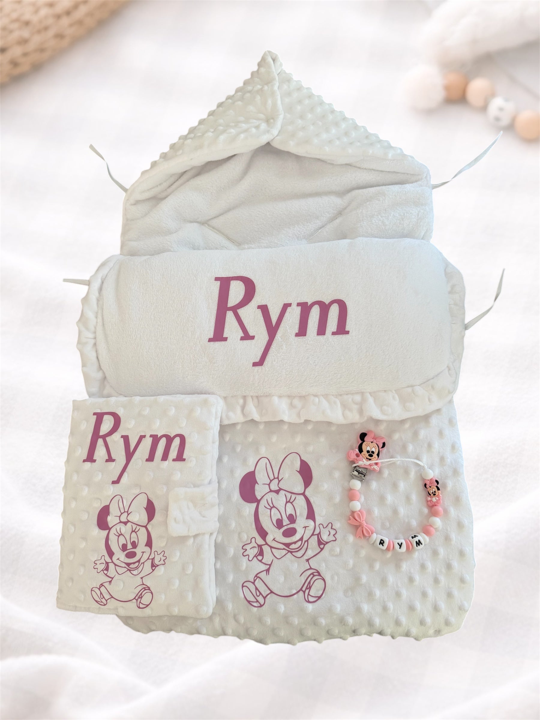 Coffret naissance 3 pièces blanc - Attache tetine, Nid d’ange et Protège carnet personnalisés