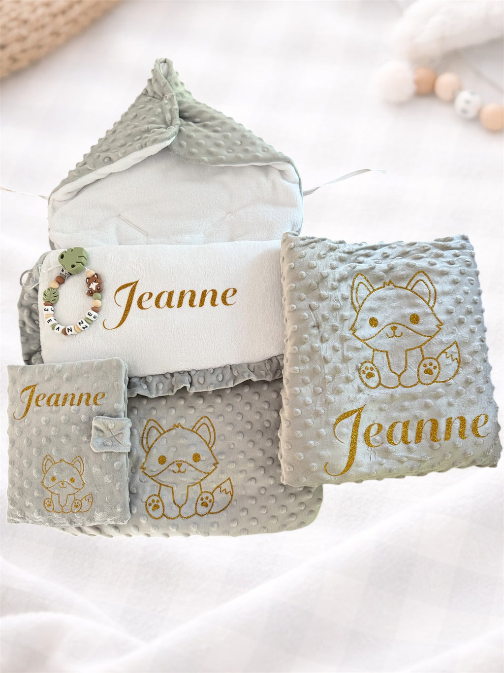 Coffret naissance 4 pièces - Attache tétine, Nid d’ange, Couverture et Protège carnet personnalisés
