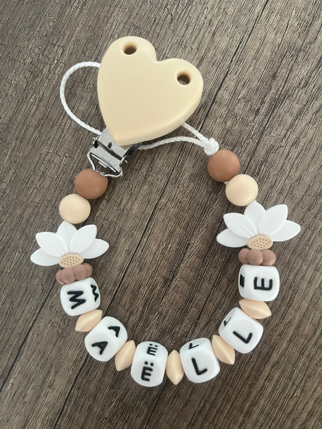 Attache tétine Fleurs blanche personnalisée KidCreationArtisanat