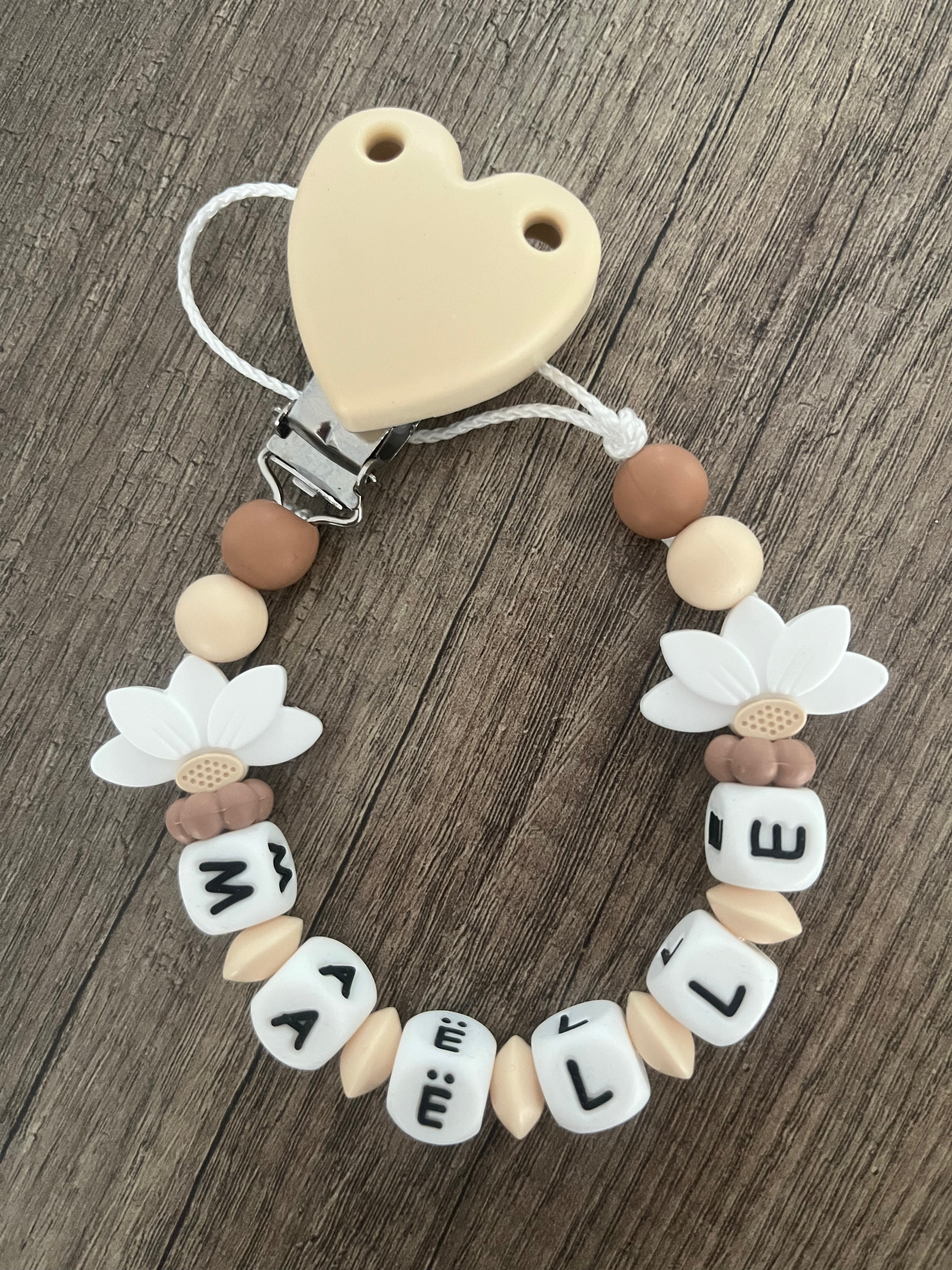 Attache tétine Fleurs blanche personnalisée KidCreationArtisanat