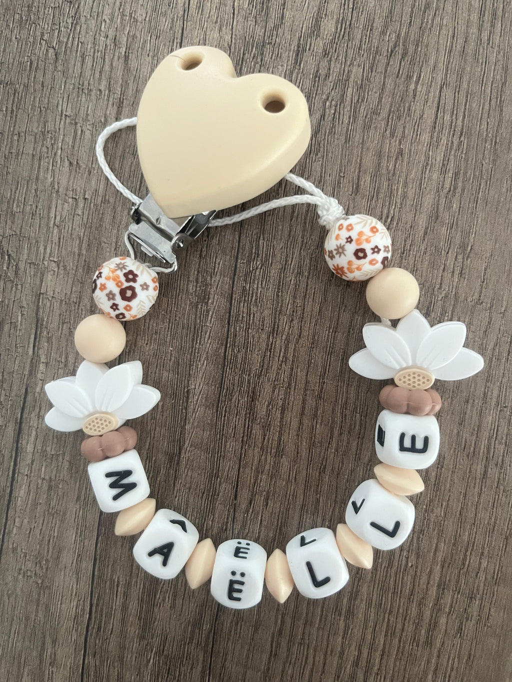 Attache tétine Fleurs blanche personnalisée KidCreationArtisanat