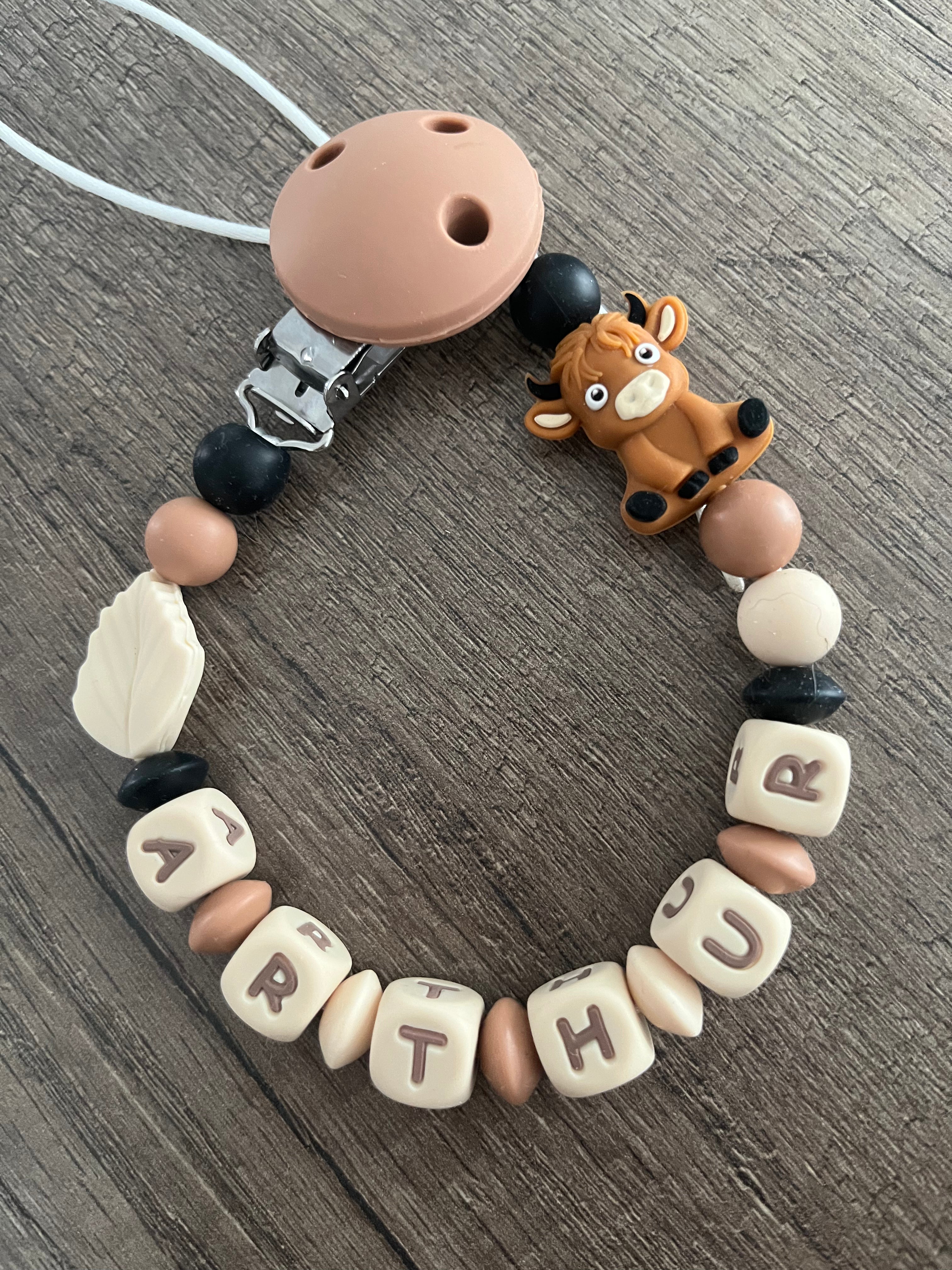 Attache tétine Vache lettres beige personnalisée