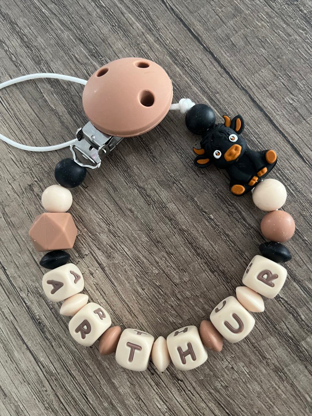 Attache tétine Vache lettres beige personnalisée