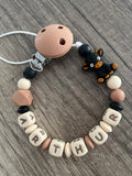 Attache tétine Vache lettres beige personnalisée