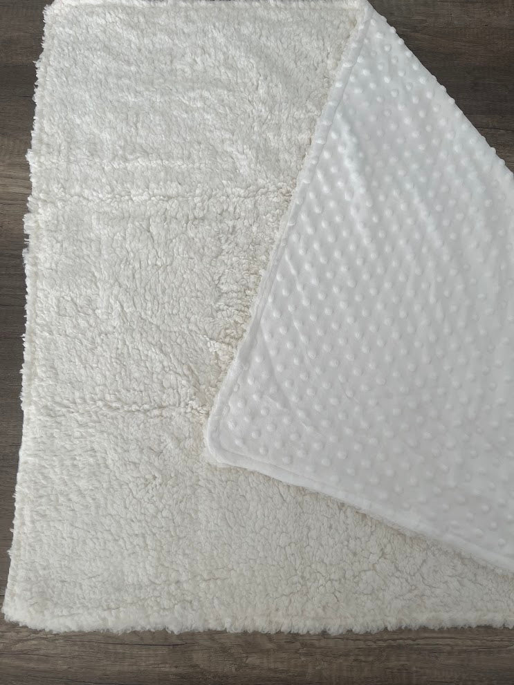 Couverture naissance minky bébé blanc personnalisée avec logo