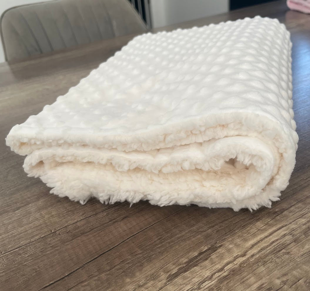 Couverture naissance minky bébé blanc personnalisée avec logo