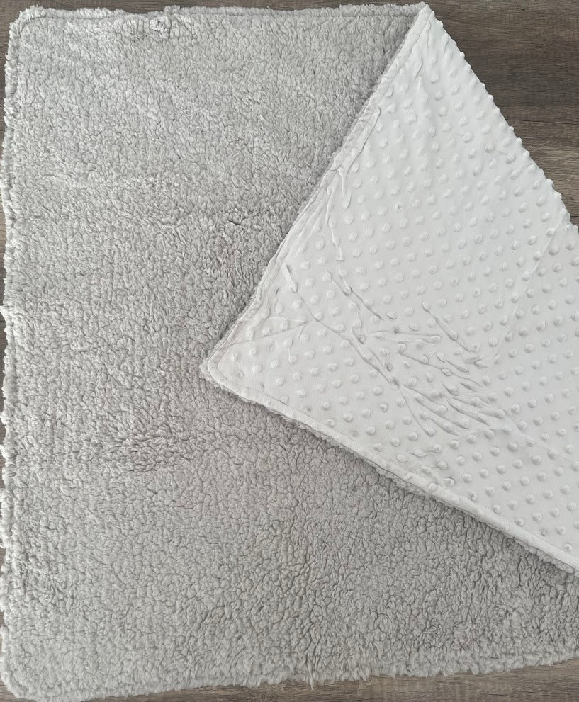 Couverture naissance minky bébé taupe personnalisée avec logo