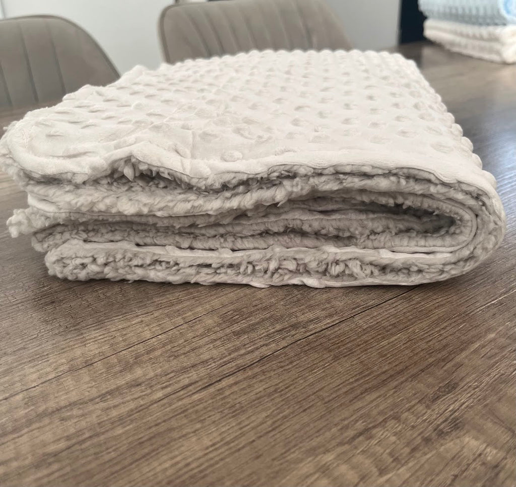 Couverture naissance minky bébé taupe personnalisée avec logo