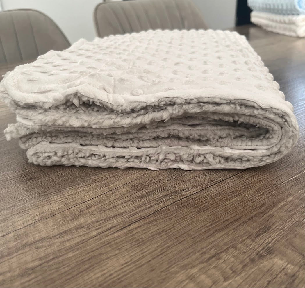 Couverture naissance minky bébé taupe personnalisée