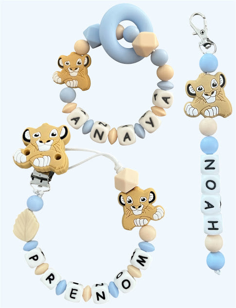 Coffret TRIO cadeaux Roi Lion Simba - Attache tétine, Porte-clés et anneau de dentition personnalisés KidCreationArtisanat
